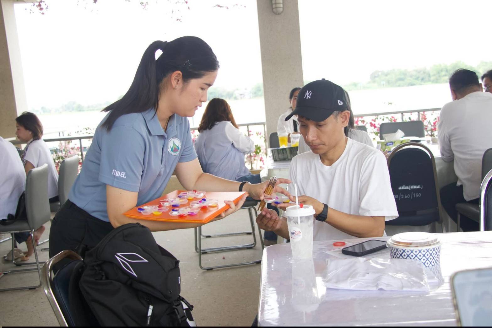 title - ผอ.ศพส. ห้การต้อนรับ คณะผู้บริหาร พนักงาน และสื่อมวลชน จาก บริษัท ทิพยประกันภัย จำกัด (มหาชน) พร้อมนำคณะเข้าเยี่ยมชมนิทรรศการสืบสาน สายธาร สร้างงาน หัตถศิลป์ ณ ศูนย์ส่งเสริมและพัฒนาอาชีพเสริมนอกภาคการเกษตร (ศูนย์ศิลปาชีพ บางไทรฯ (เดิม)) 